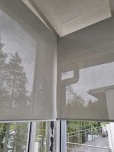 Harmaa screen 5% rullaverho terassilla