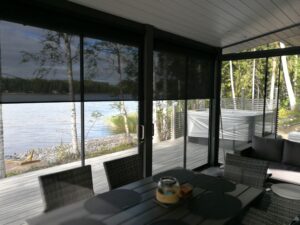 Musta screen 5% rullaverho kiinnitettynä terassille