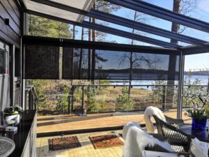 Musta rullaverho kiinnitettynä terassilla