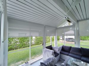 Valkoinen screen 5% tekninen rullaverho terassilla