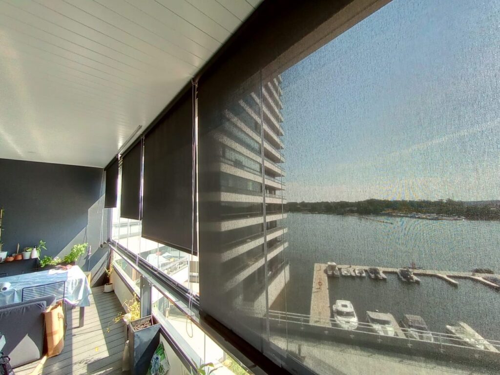 Rullaverhot lasitetulla parvekkeella ja merinäköalalla